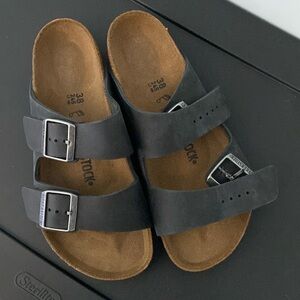 Brand New Black oiled leather Birkenstock Arizonas 38 regular width